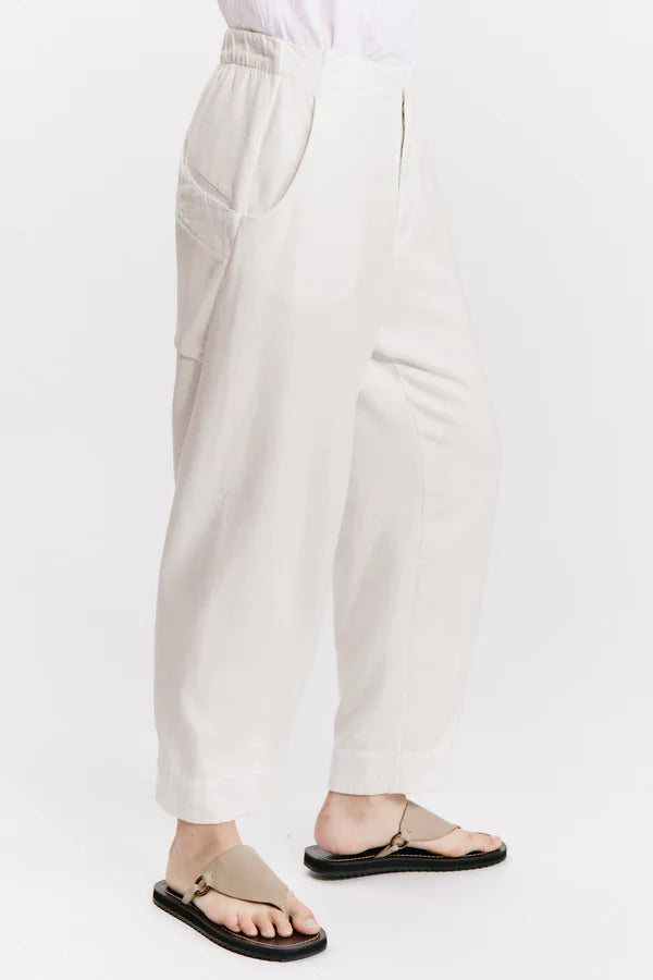 Cfdtrzq263 loose- fit trousers with patch pockets - sand